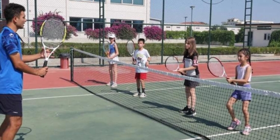 antalyada-dosemealtinda-ucretsiz-tenis-kursu-basladi-her-yastan-katilim-a3j6iRLY.jpg