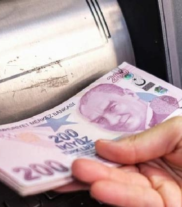 bankalarda-temmuz-2025-ara-zam-dalgasi-yapi-kredi-denizbank-ve-digerleri-maaslari-senlendirdi-f8KPaHhs.jpg