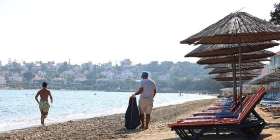 cesme-plajlarinda-temizlik-724-calisan-ekipler-ve-korunan-plajlar-Xvmbt5cl.jpg