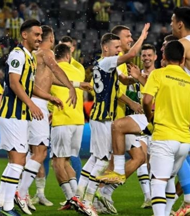 fenerbahce-benfica-devre-arasi-sonrasi-saha-icinde-ve-saha-disinda-gergin-atmosfer-Bf94ClAw.jpg