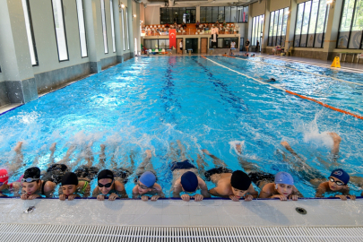 İzmir Bornova’da yazın ritmi yüzme havuzlarında atıyor