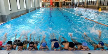 izmir-bornovada-yazin-ritmi-yuzme-havuzlarinda-atiyor-iQC9Sk5z.webp