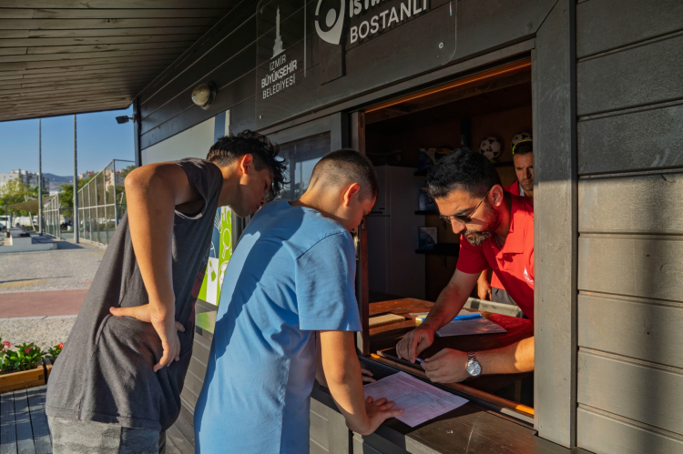 İzmir’de sporun önündeki engelleri kaldırıyor