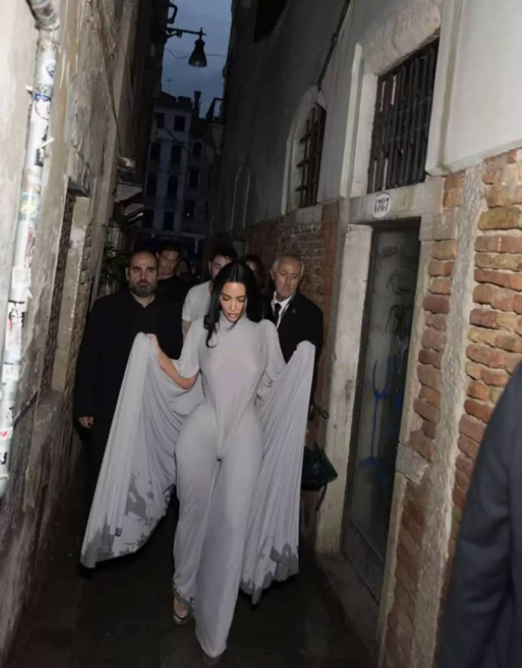 Kim Kardashian’ın Cesur Paris Look’u: Elbisenin Ön ve Arka Detayları Gündemde