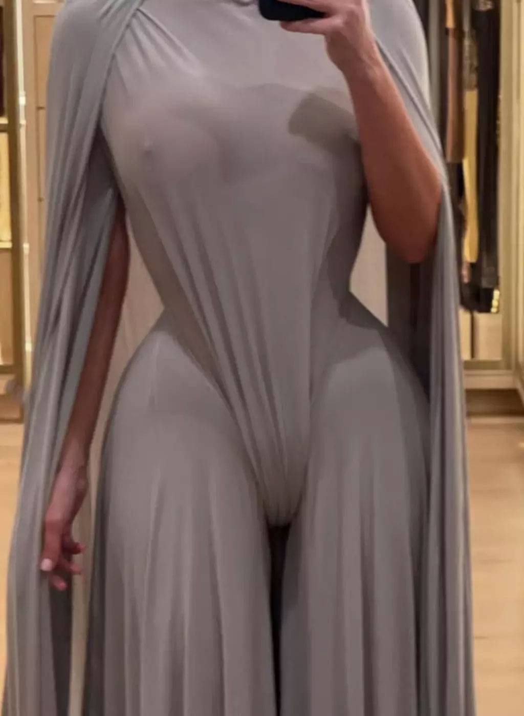 Kim Kardashian’ın Cesur Paris Look’u: Elbisenin Ön ve Arka Detayları Gündemde