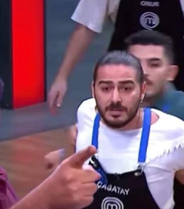 masterchef-turkiyede-cagatay-ve-mehmet-yalcinkaya-gerilimi-suruyor-el-atisi-tartismasi-ve-surtusme-yukseldi-LEXi2Gzk.jpg