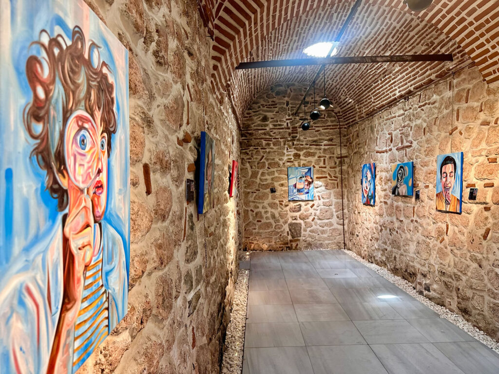 Ayşe Betil’in İz ile Düş Arasında Bir Yer sergisi, 26 Eylül – 5 Ekim 2025 tarihleri arasında Ortaköy Tarihi Hüsrev Kethüda Hamamı’nda açıldı