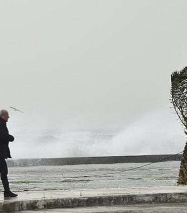 marmara-ve-kiyi-egede-kuvvetli-ruzgar-uyarisi-guney-ve-guneybati-yonlerden-4060-kms-TYfVdblH.jpg