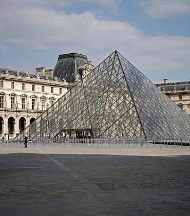 paris-louvre-soygunu-adi-suclularin-planli-hareketleri-ve-dort-kisilik-supheli-grubunun-detaylari-FkHXiQbO.jpg