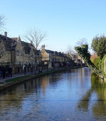 bourton-on-the-waterde-asiri-turizm-endisesi-yerel-hayat-zorlasiyor-5IgxFIqk.jpg