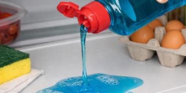 buzdolabi-icin-pratik-ve-uygun-maliyetli-temizlik-yontemi-bulasik-deterjani-yetiyor-qf91LCFq.jpg