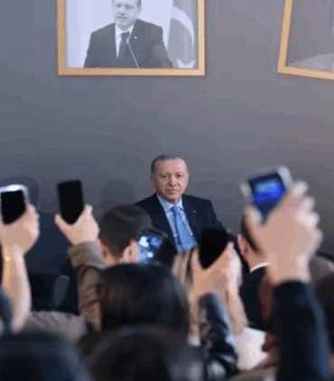 erdogan-genclerle-bulustu-siire-gazele-ve-kazanan-ceket-uzerine-sohbet-bszF9xVK.jpg