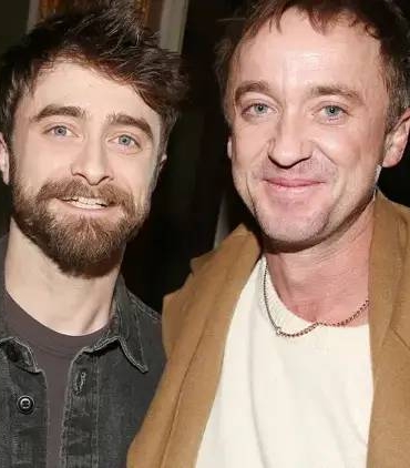 new-yorkta-potter-dagi-daniel-radcliffe-ve-tom-feltondan-sicak-hasret-gecesi-HgOxcYDl.webp