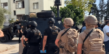 Adana'da polise el bombasıyla direnen firari ile patlayıcıyı temin eden zanlı tutuklandı