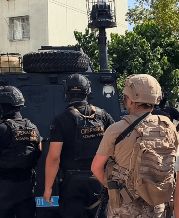 Adana'da polise el bombasıyla direnen firari ile patlayıcıyı temin eden zanlı tutuklandı