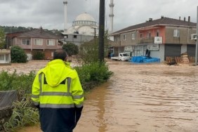 Sakarya'nın Karasu İlçesinde Sağanak Sonucu Dere Taştı: Ev ve İş Yerlerini Su Bastı