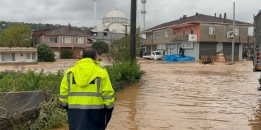Sakarya'nın Karasu İlçesinde Sağanak Sonucu Dere Taştı: Ev ve İş Yerlerini Su Bastı