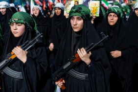 İran Devlet Medyası Olası Dış Tehditlere Karşı Silahlandırılan Kadınların Eğitim Görüntülerini Paylaştı