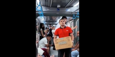 Üniversite mezunu genç markette kasiyerliğe başlamasını toplu taşımada makarna dağıtarak kutladı