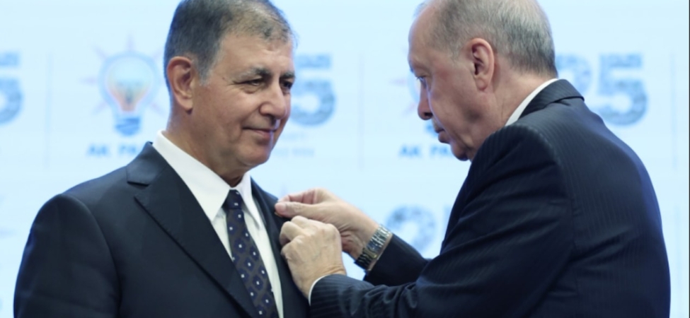 AKP'ye Katılan Cemil Tugay Sosyal Medyada Özgür Özel'i Takipten Çıkardı