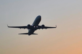 İsrail pilotunun uyruğunu beğenmediği kargo uçağının inmesini engelledi