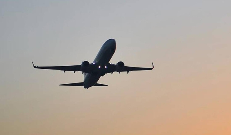 İsrail pilotunun uyruğunu beğenmediği kargo uçağının inmesini engelledi