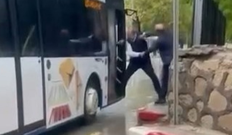 Elazığ'da Halk Otobüsü Şoförüne Şemsiyeli Saldırı